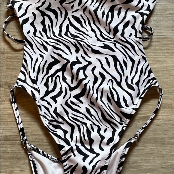 NWOT VICTORIA'S SECRET Menorca One Piece Feminine Zebra Sz M - Picture 3 of 6